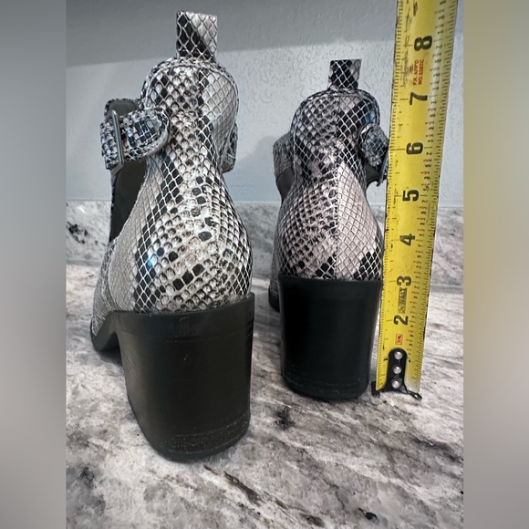 Mia Women's Faux Snake Skin Bootie ankle boots Sz 8.5 - Picture 6 of 8